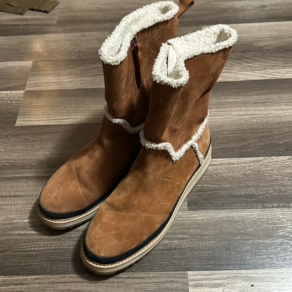 Tom’s faux fur boots size 10 women